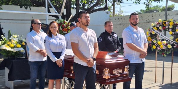 Despiden a Jonathan en emotivo homenaje
