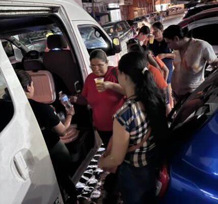 La Casa de George apoya con refrigerios afuera de hospitales