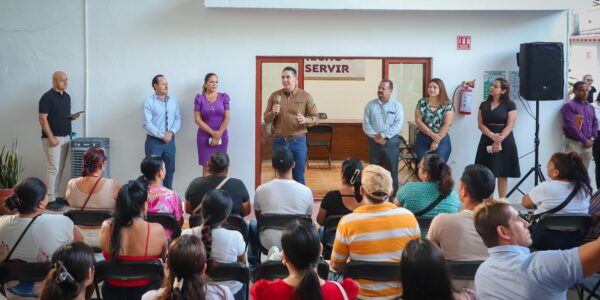 Inicia Héctor Santana audiencias públicas en Bahía los lunes