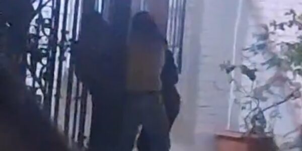 Policías detienen a motocilista y lo golpean por no usar casco