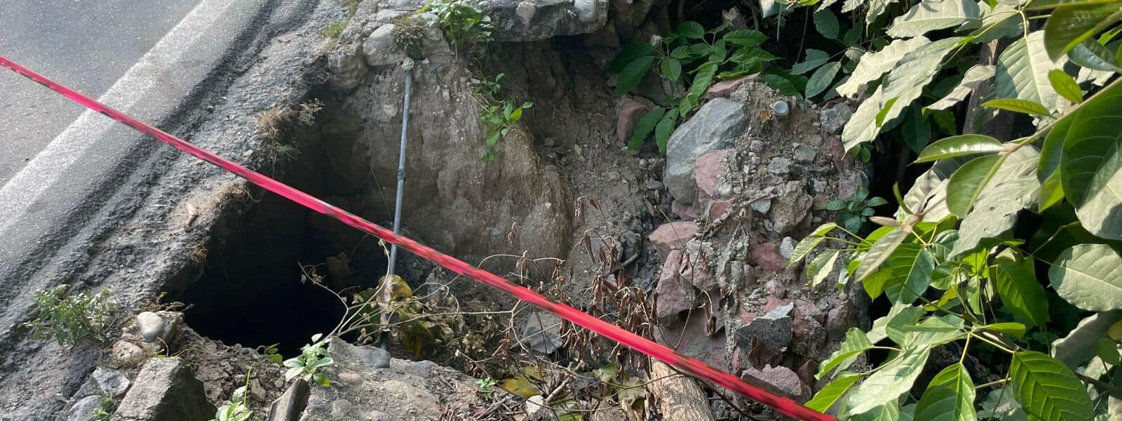 Socavón en carretera 200 en Mismaloya