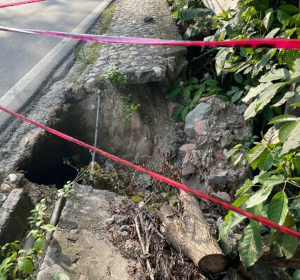 Socavón en carretera 200 en Mismaloya