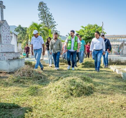 Preparan panteones para el Día de Muertos