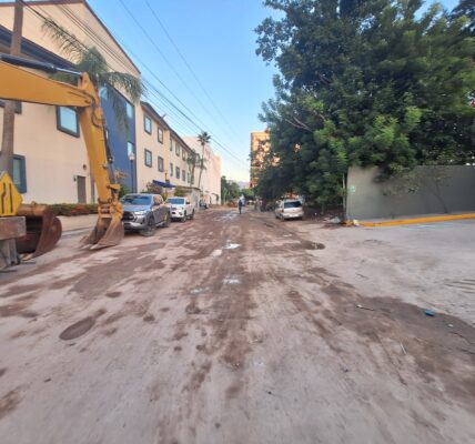 Inicia pavimentación de calle Montessori; prometen que ya no se inundará 
