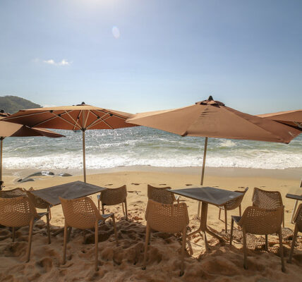 Entrega Secturjal mobiliario de playa a 50 restaurantes de la costa