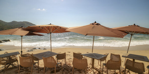 Entrega Secturjal mobiliario de playa a 50 restaurantes de la costa