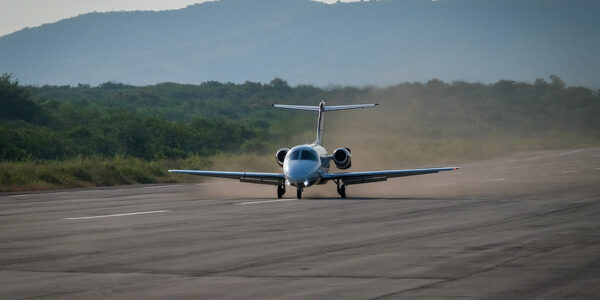 Entrega gobernador pista aérea de Chalacatepec en Tomatlán