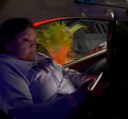 A los semáforos envían a agente vial captada en video aceptando mordida