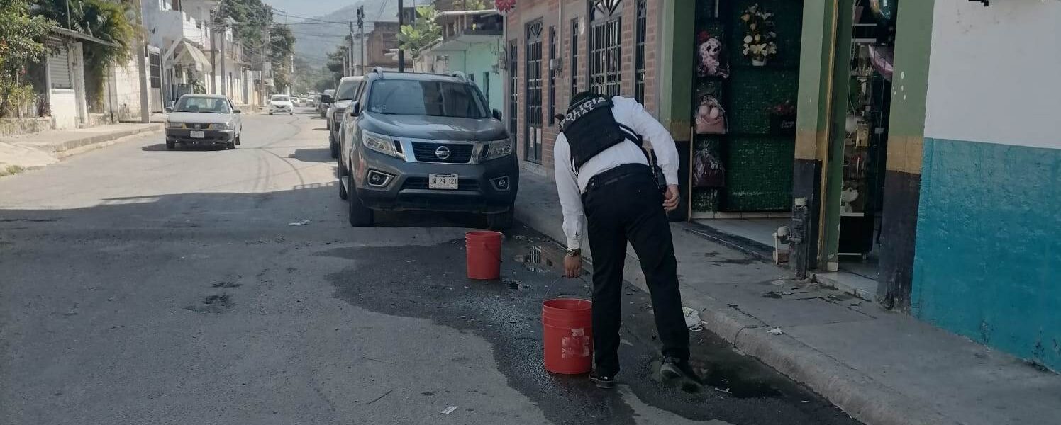 Quita Tránsito objetos monstrencos de calles del Pitillal