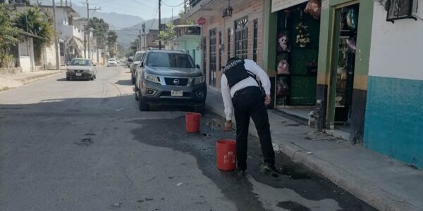 Quita Tránsito objetos monstrencos de calles del Pitillal