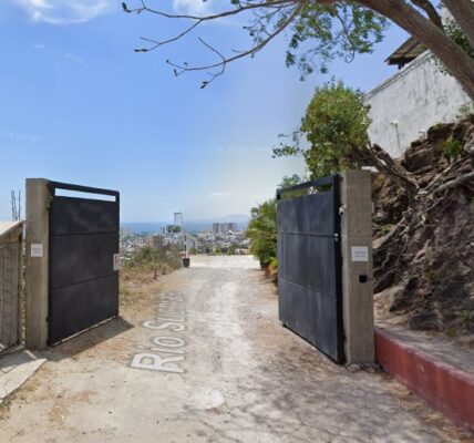 Se compromete Munguía a quitar portones que invaden vía pública y mirador de Agua Azul