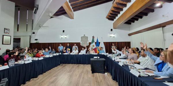 Aprueban presupuesto con alza de 10% del sueldo de sindicalizados y 15% operativos.