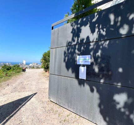 Clausuran portón que extranjero colocó invadiendo calle Río Suchiate
