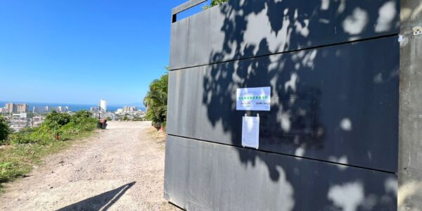 Clausuran portón que extranjero colocó invadiendo calle Río Suchiate