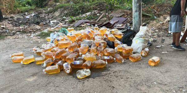 Recoge DRSE botes de gel caducado y llama la atención a trabajadores