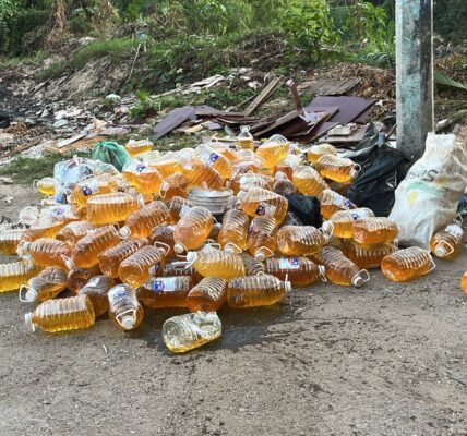 Captan a camioneta de DRSE tirando botes de gel caducado en Villas Río 