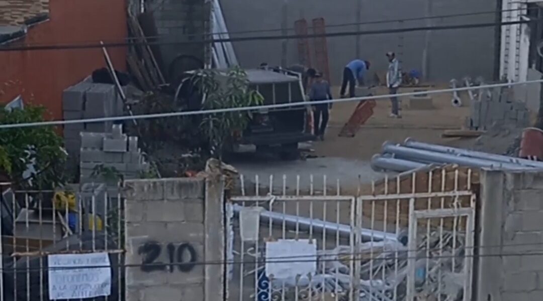 Violan clausura de instalación de antena al amparo de la noche