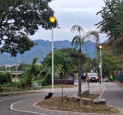 Cambian luminarias del parque lineal a luz LED
