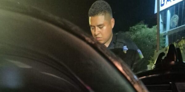 Unidad de Policías Municipales que revisan placas, extorsionan automovilistas