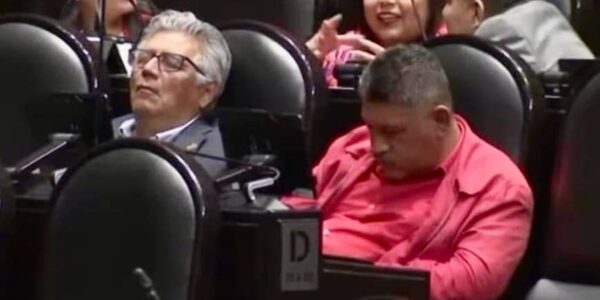 ¡Diputado dormilón! «Fugio» Ortiz se echa una siesta en San Lázaro mientras su distrito espera resultados