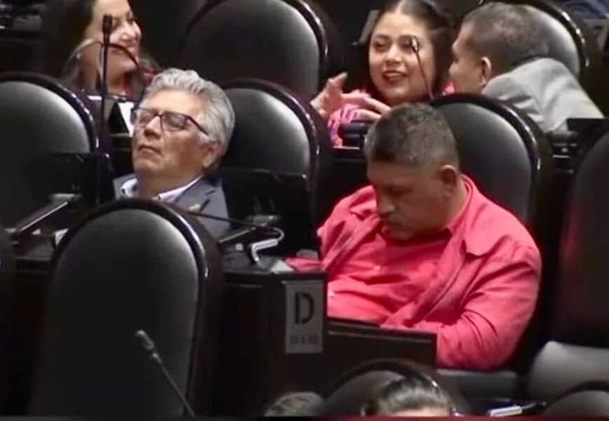 ¡Diputado dormilón! «Fugio» Ortiz se echa una siesta en San Lázaro mientras su distrito espera resultados