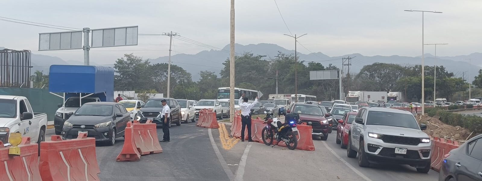Sin avisar constructora cierra carril de Medina Ascencio y continuará así por 3 meses