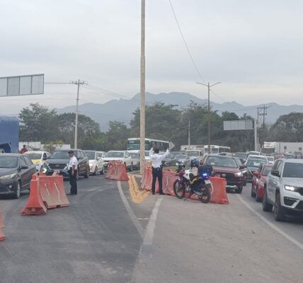Sin avisar constructora cierra carril de Medina Ascencio y continuará así por 3 meses