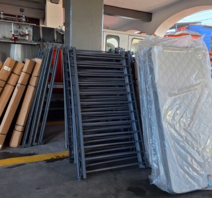 Donan colchones y literas nuevas a Bomberos