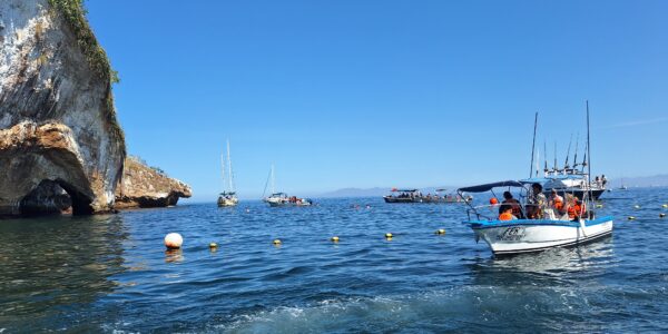 Piden lancheros apoyo para proteger Los Arcos de Mismaloya