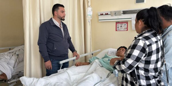 Visita Munguía a joven atropellado por razer en el hospital; familia pide regular los razers