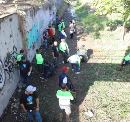 Desazolvan canal del Barrio Santa María