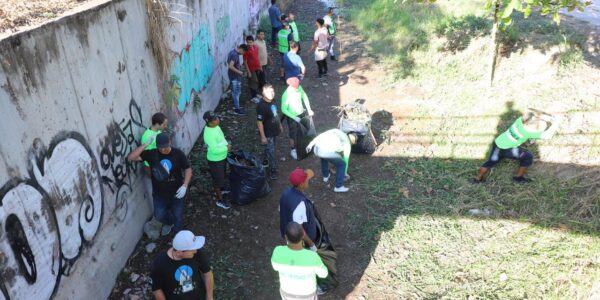 Desazolvan canal del Barrio Santa María