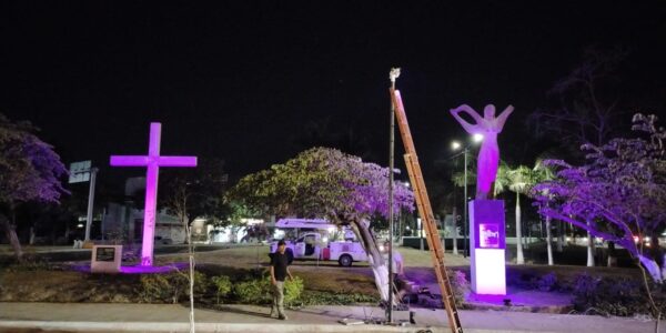 Iluminan letras, plaza de armas y parque de las mujeres en marco del Día de la Mujer