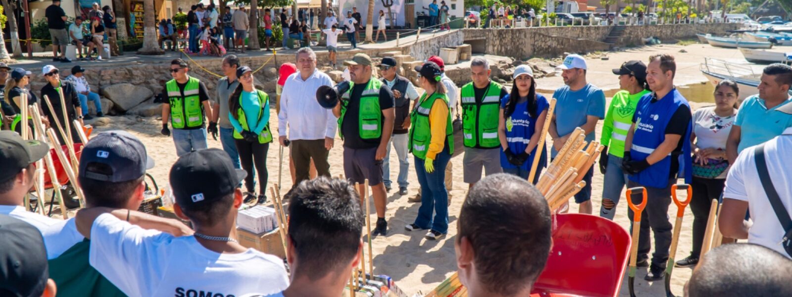 Limpian 2 toneladas de basura de playa Boca de Tomatlán