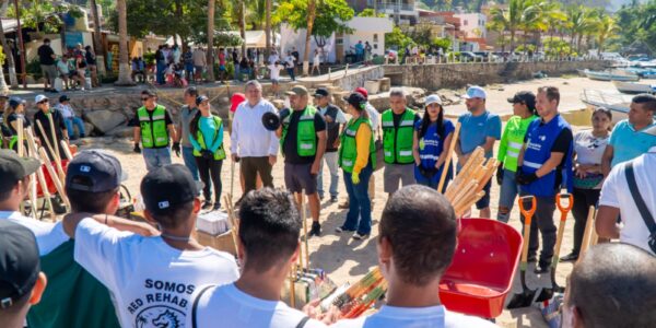 Limpian 2 toneladas de basura de playa Boca de Tomatlán