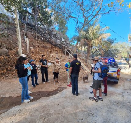 Vecinos se manifiestan por constructora que bloquea calle Venustiano Carranza