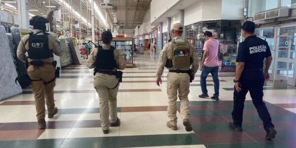 Inconformes policías por trabajar cuidando bancos, de civil y en su horario libre