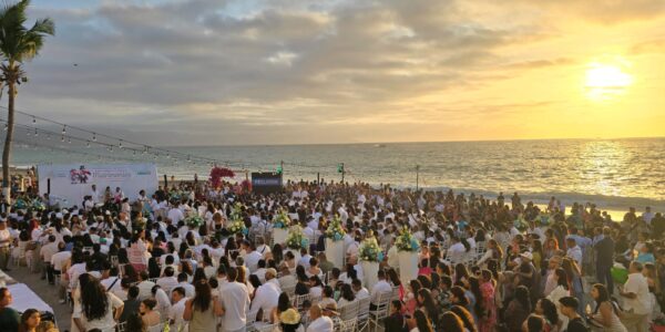 Formalizan su matrimonio por lo civil 233 parejas en boda colectiva