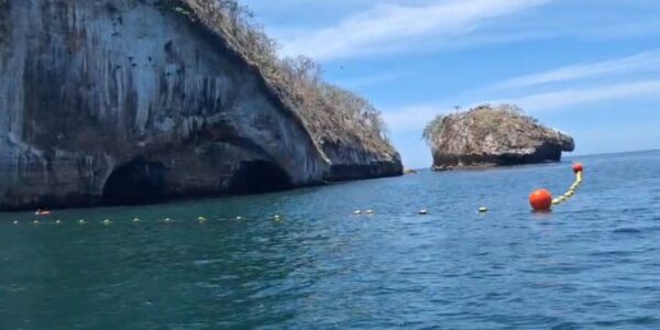 Colocan emboyado en Los Arcos de Mismaloya