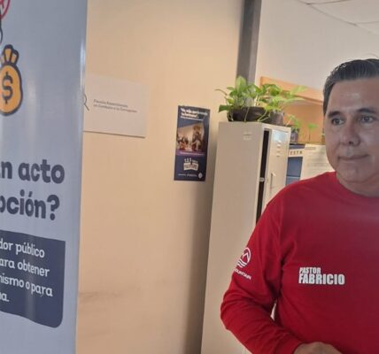 Pastor esposo de funcionaria acude a Fiscalía Anticorrupción a denunciar a regidora Melissa “N”