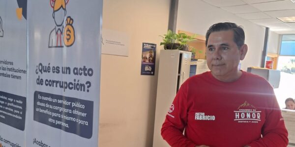 Pastor esposo de funcionaria acude a Fiscalía Anticorrupción a denunciar a regidora Melissa “N”