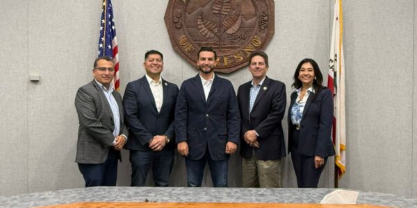 Viaja alcalde a Fresno, California, y anuncia capacitaciones a emprendedoras