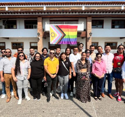 Puerto Vallarta despliega la bandera LGBT desde el balcón del Ayuntamiento
