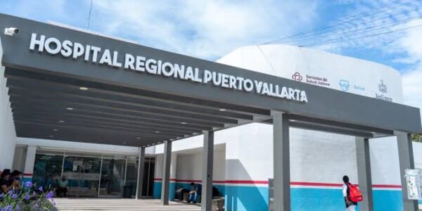 Rocían de gasolina a joven y le prenden fuego; fue su hermano, quien también se quemó