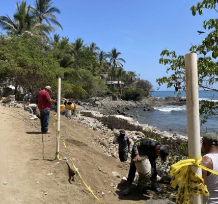 Otra vez quitan sellos y siguen contruyendo muro en playa de Sayulita