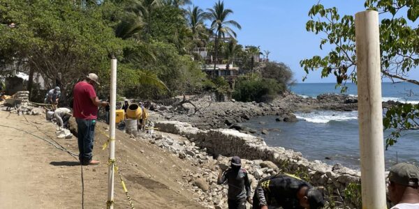 Otra vez quitan sellos y siguen contruyendo muro en playa de Sayulita