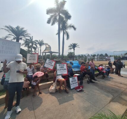 Se manifiestan propietarios de Condomar contra Hotel Sunscape por bloqueo de acceso a la playa