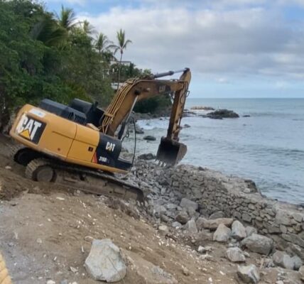 Derriban muro ilegal en Sayulita que buscaba apropiarse de la playa