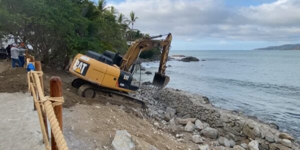 Derriban muro ilegal en Sayulita que buscaba apropiarse de la playa