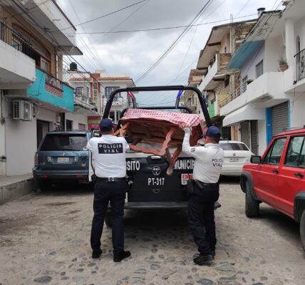 Continúa Tránsito recolección de objetos monstrencos en centro del Pitillal
